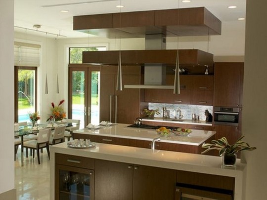 Dnevna soba i kuhinja u modernom domu na Floridi