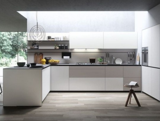 Ideja za zanimljivu kuhinju: belo-siva kombinacija elemenata i jednostavne linije 