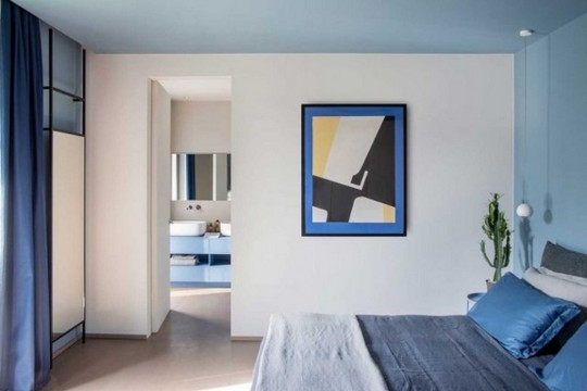 Italijanski dom kroz koji se protežu plave i sive nijanse