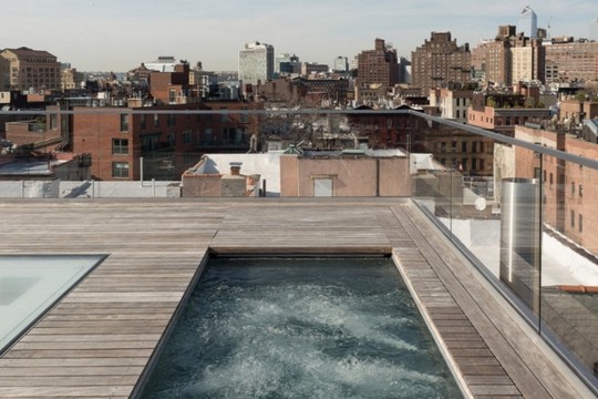 Penthaus u Njujorku sa elegantnim bazenom na krovu