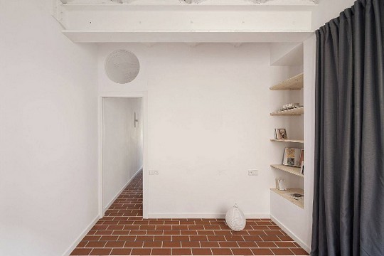 Mračni stan u Barseloni pronalazi novi “život” sa otvorenim tlocrtom i okruglim prozorima