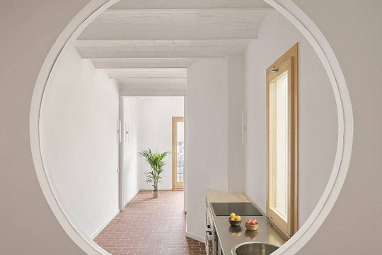 Mračni stan u Barseloni pronalazi novi “život” sa otvorenim tlocrtom i okruglim prozorima