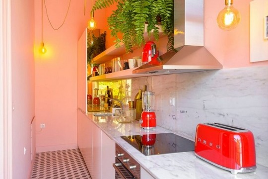 Živahna paleta boja iskorišćena za renoviranje stana u Portugalu